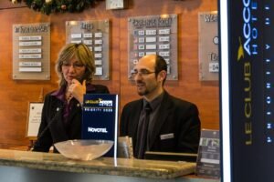 كيف يسرق المحتالون أموالك عند حجز الفنادق وكيف تحمي نفسك؟ hotel booking