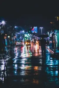 التصوير في السفر: ما يُمنع قانونياً وما يُسبّب مشاكل التصوير في الشارع