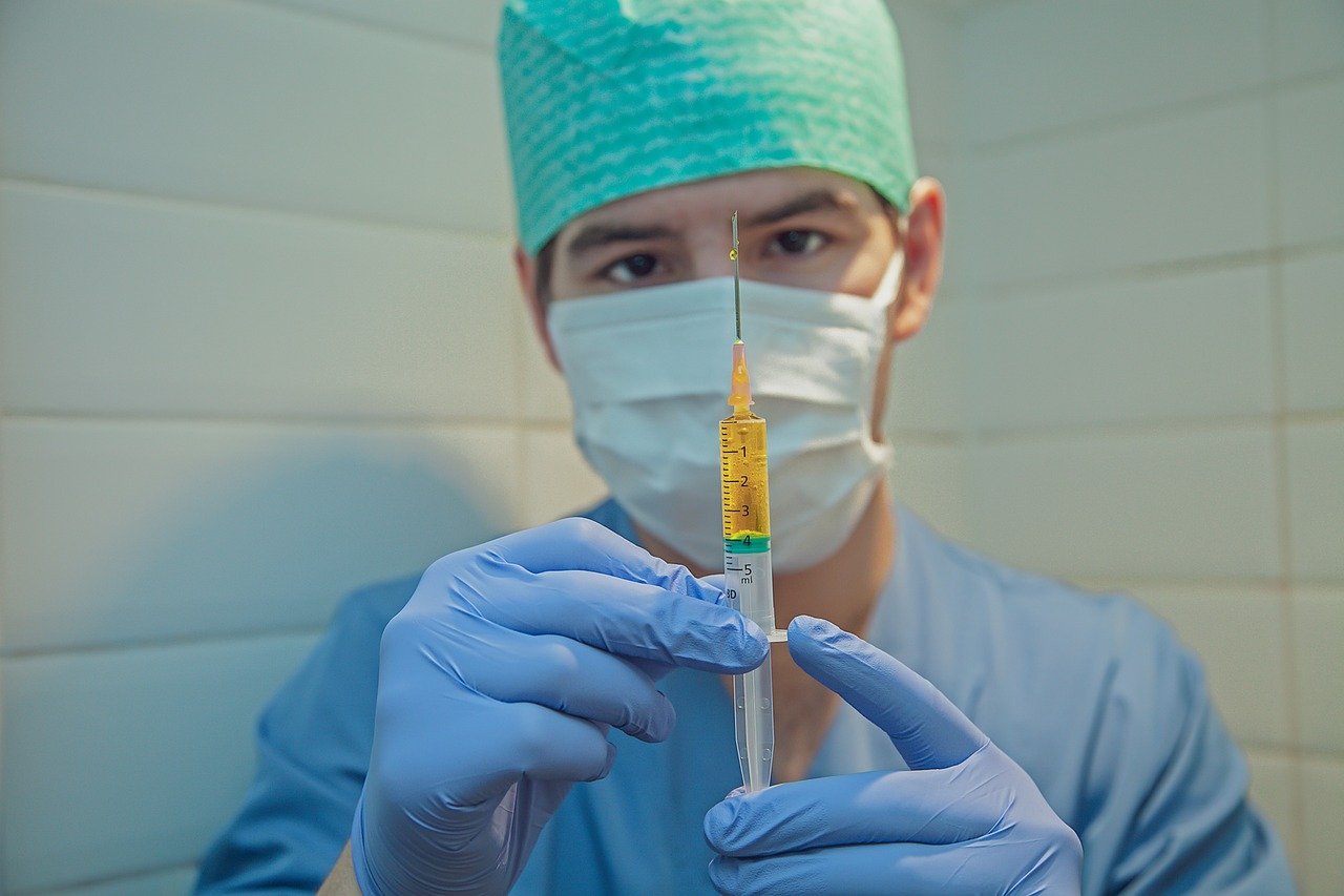 تطعيمات الحج الإلزامية: القائمة الكاملة لحجاج الداخل والخارج hajj vaccine