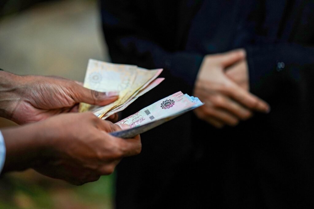 أفضل بطاقات السفر في السعودية: مقارنة شاملة لـ10 بنوك ريال سعودي