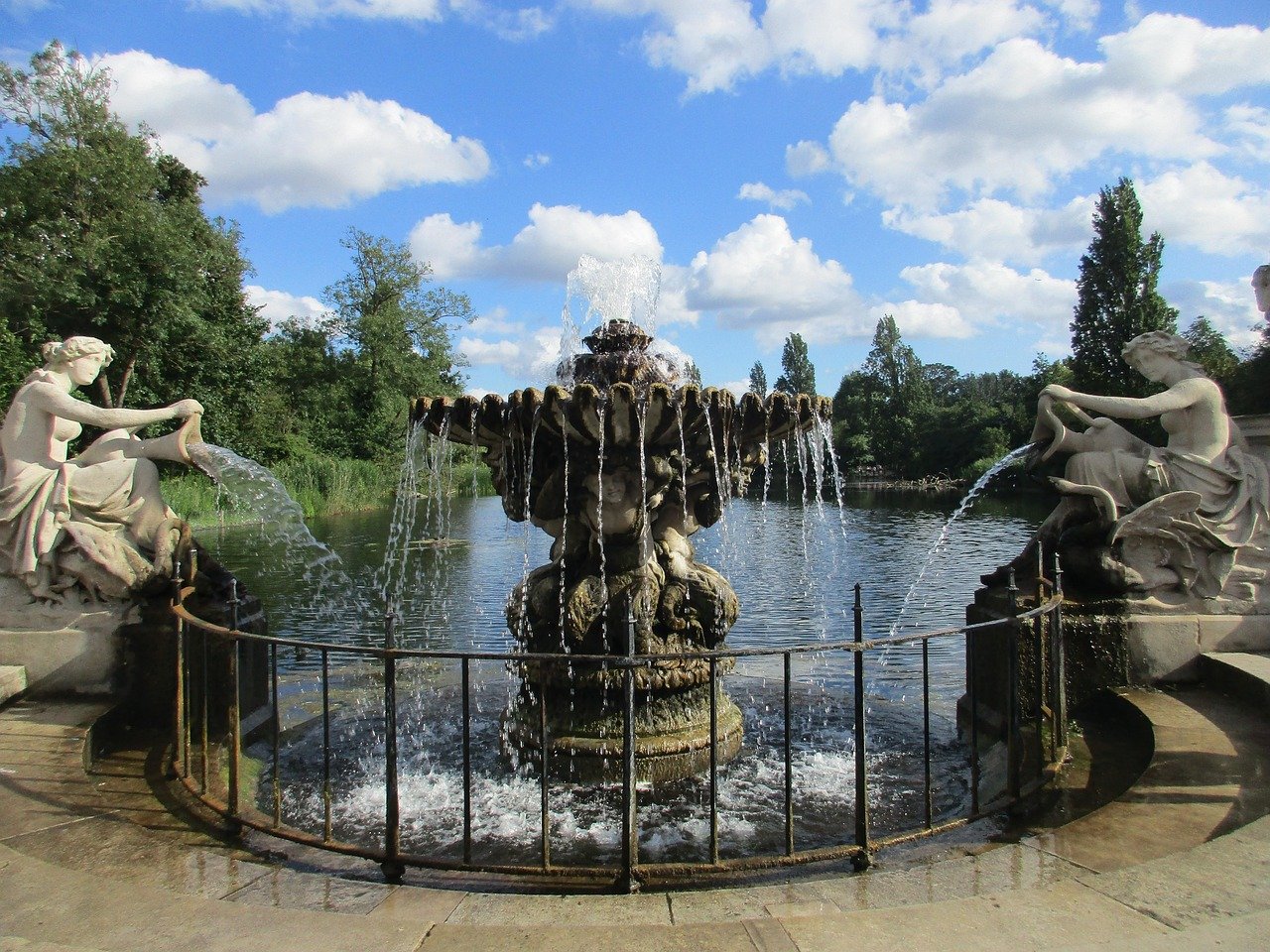 حدائق لندن: الدليل العملي لأكثر من ٥٠ منتزهاً في المدينة hyde park