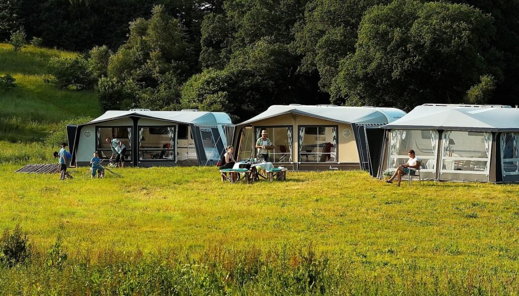 السفر بالكرفان: كيف تسافر بحرية كاملة بدون فندق؟ camping